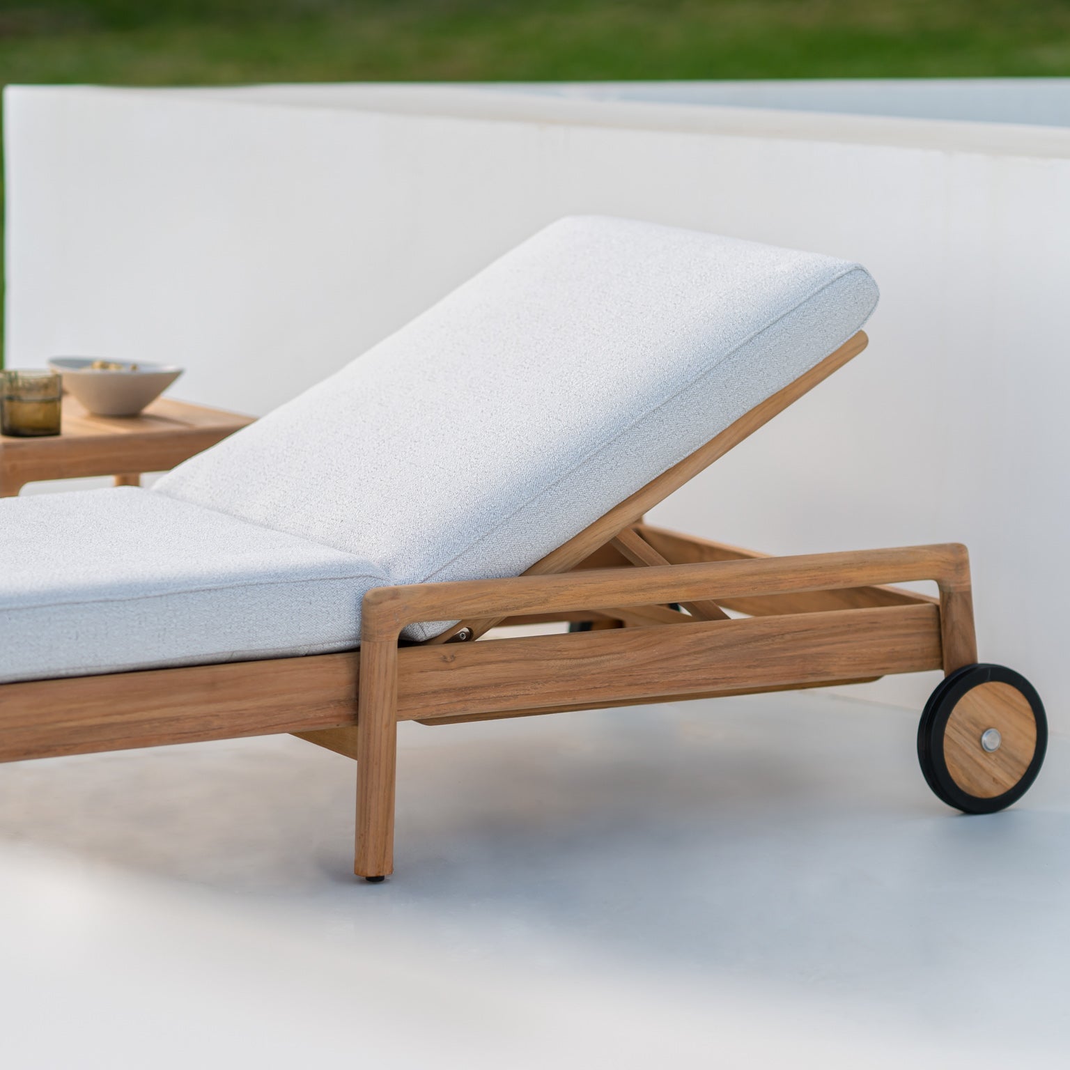 Solseng Jack Outdoor Adjustable Lounger fra Ethnicraft med pute i Off White.