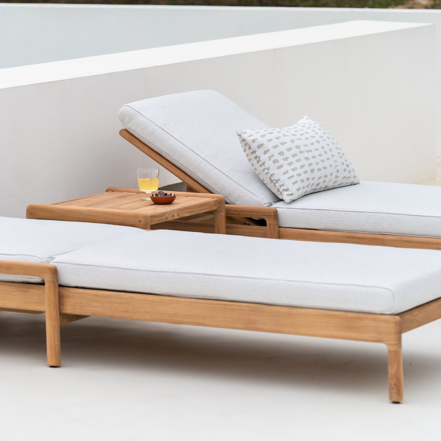 Solseng Jack Outdoor Adjustable Lounger fra Ethnicraft med pute i Off White.