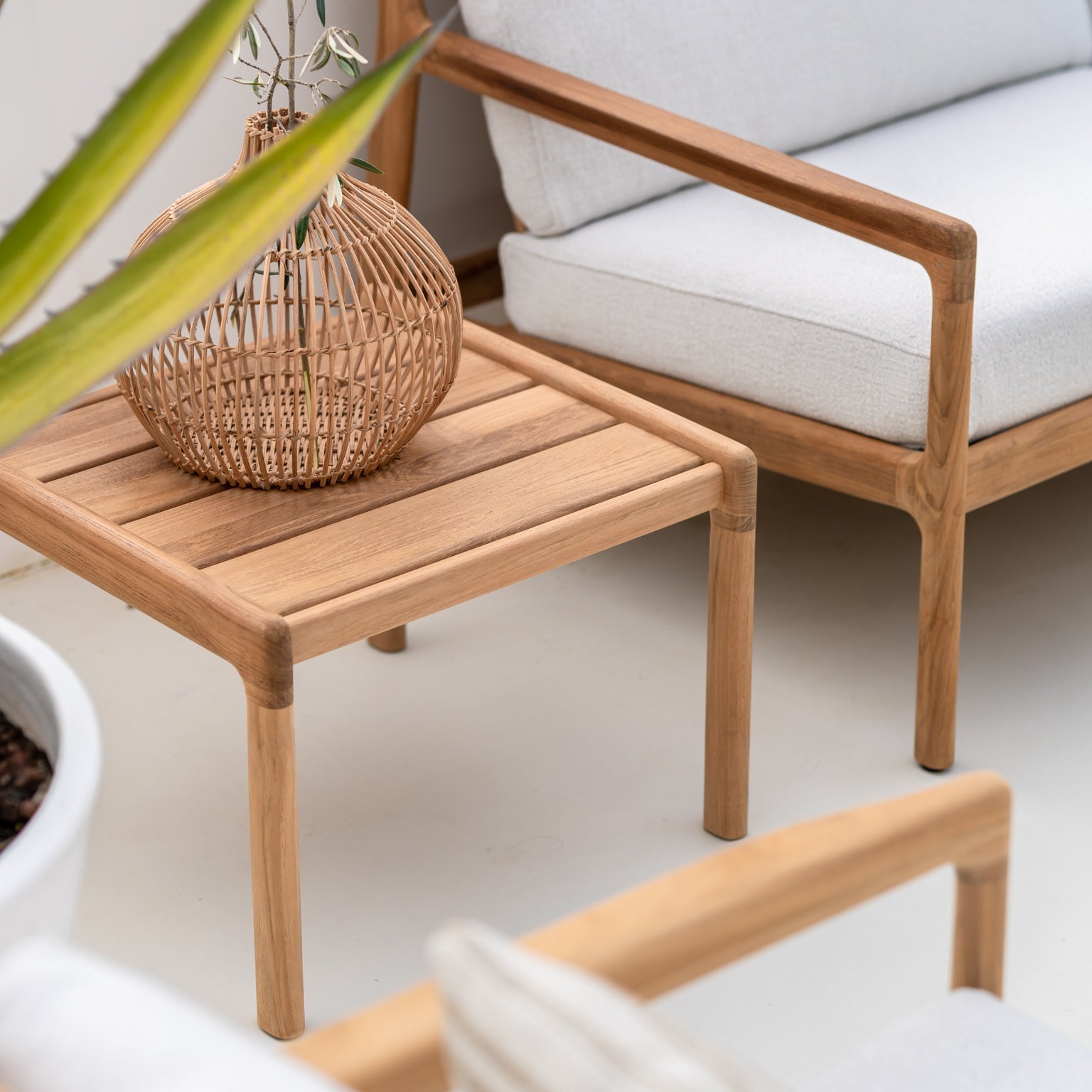 Den tidløse formen til sidebordet Jack Outdoor Side Table fra Ethnicraft gjør at det glir like fint inn i moderne uteområder som i mer klassiske eller rustikke omgivelser – enten sammen med resten av Bok-utendørsserien, eller som et frittstående møbel i hagen eller på terrassen.
