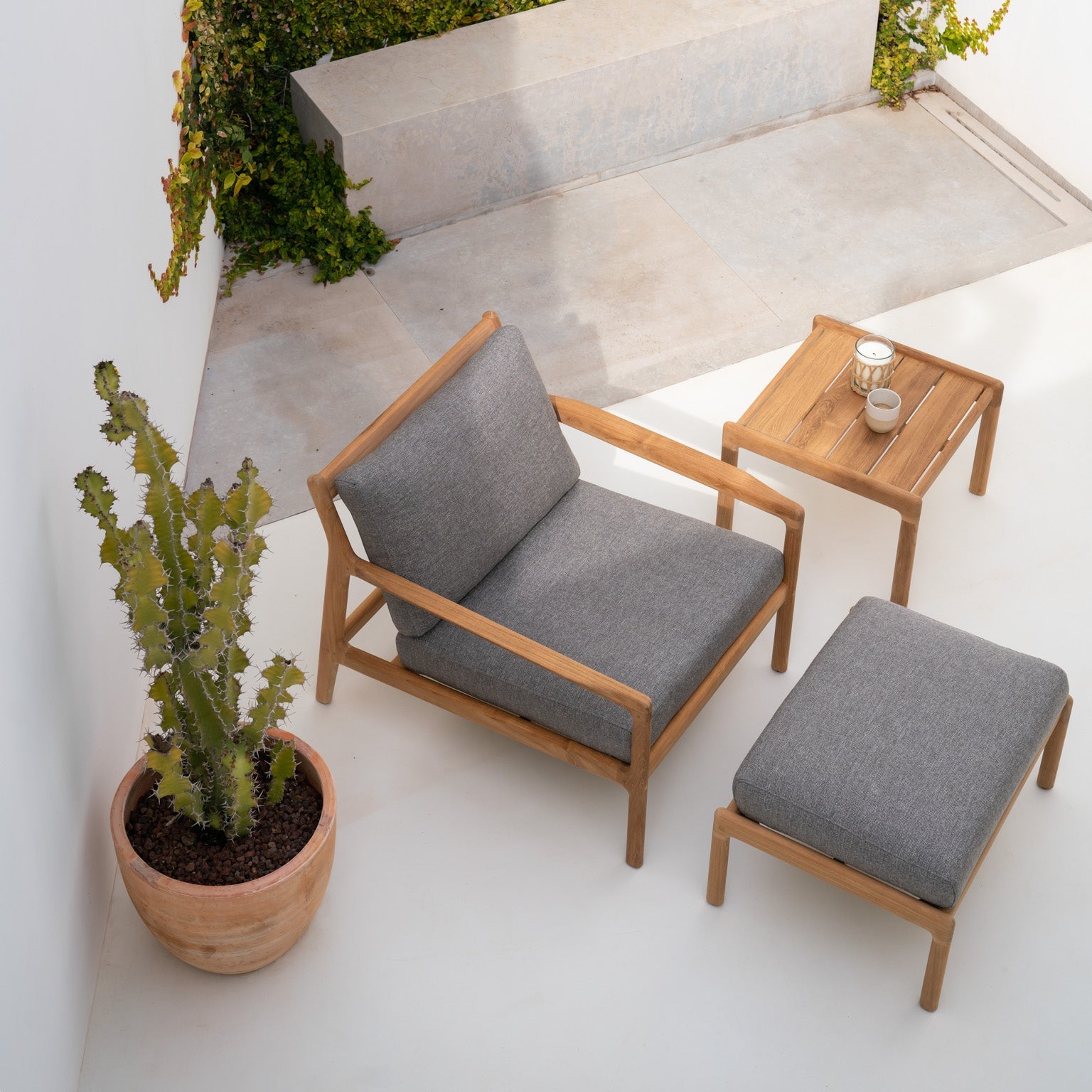 Loungestol Jack Outdoor Lounge Chair, puff Jack Outdoor Footstool og sidebord Jack Outdoor Side Table fra Ethnicraft.