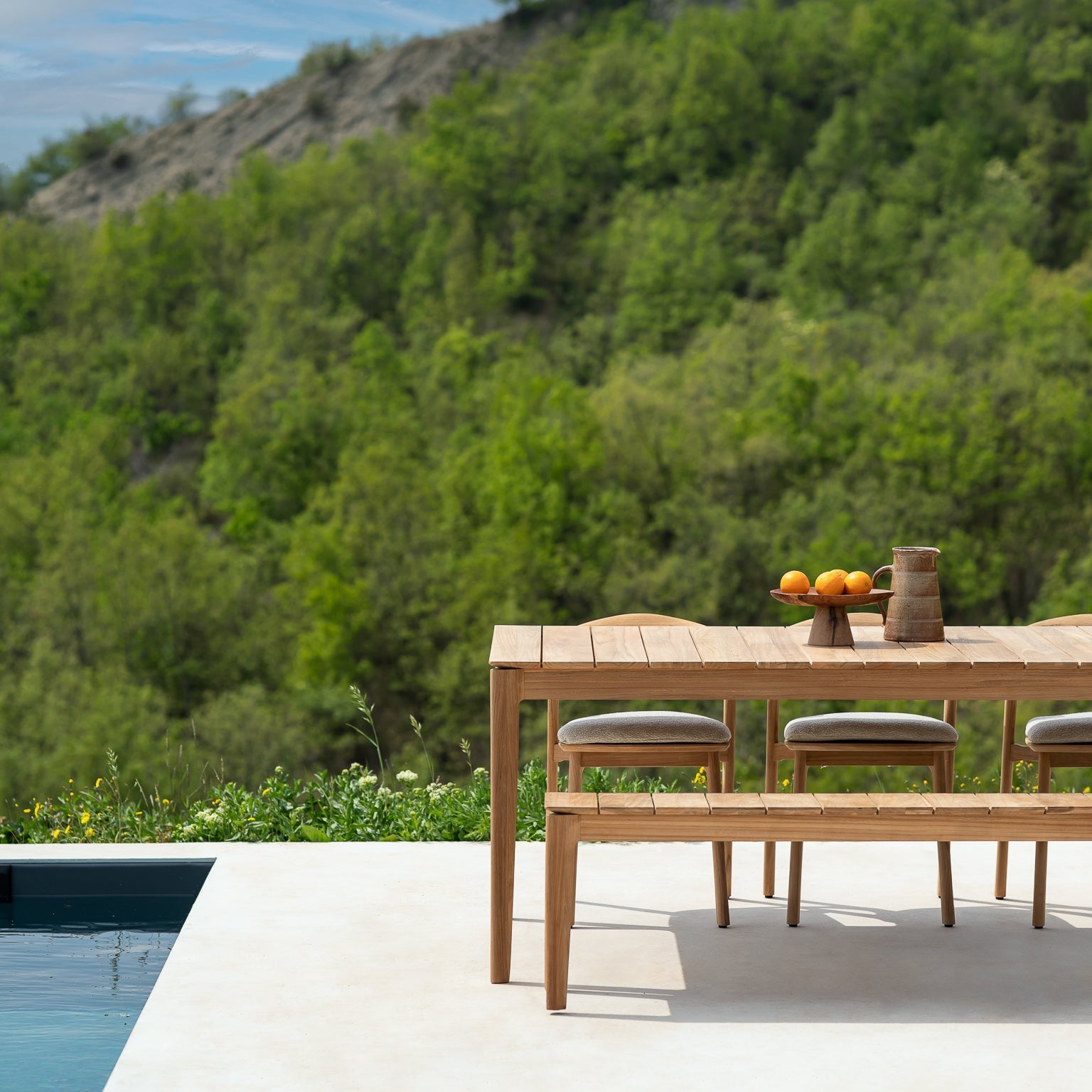 Spisebordet Bok Outdoor Dining Table sammen med spisestoler Bok Outdoor Dining Chair og benken Bok Outdoor Bench fra Ethnicraft.