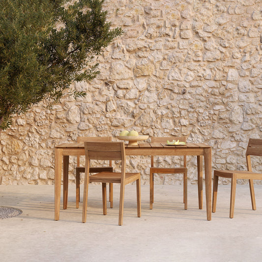 Spisebordet Bok Outdoor Dining Table er en videreføring av innendørsvarianten i Bok-serien, som forøvrig er en av bestselgerne fra Ethnicraft – og det med god grunn!