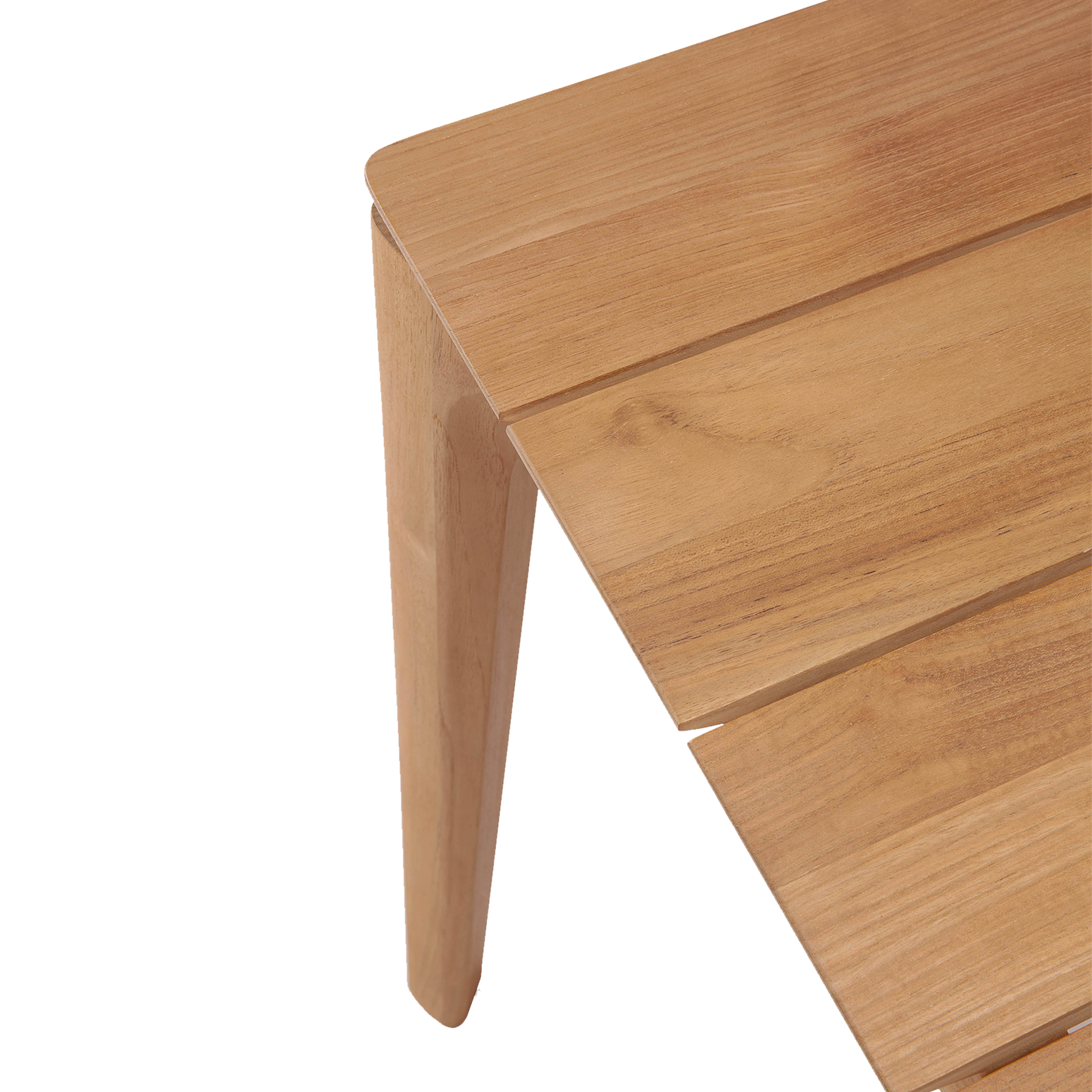 Spisebordet Bok Outdoor Dining Table fra Ethnicraft er nydelig utført i ubehandlet teak, en hardfør tresort som patinerer vakkert over tid.