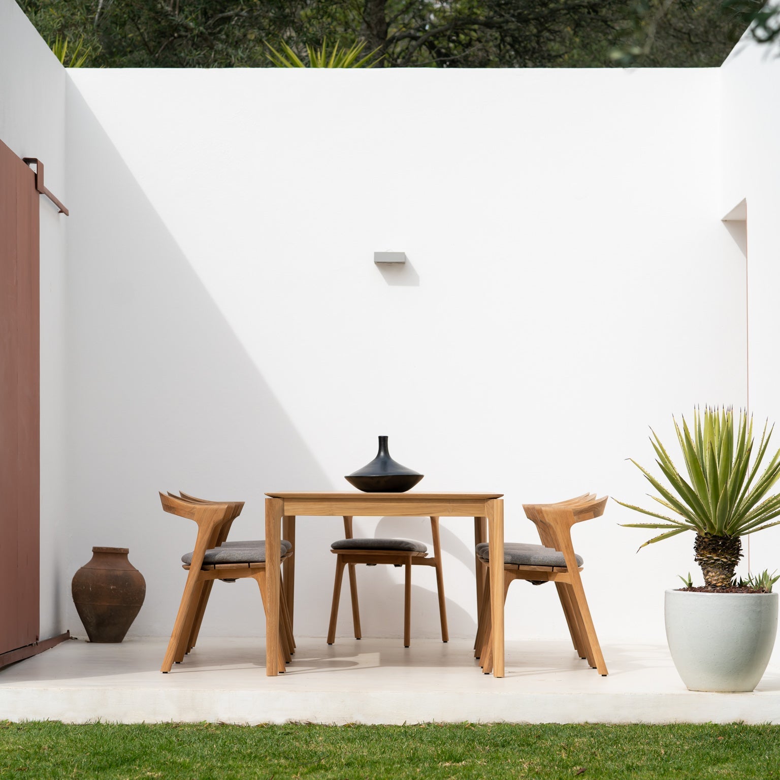 Spisebordet Bok Outdoor Dining Table og spisestoler Bok Outdoor Dining Chair fra Ethnicraft.