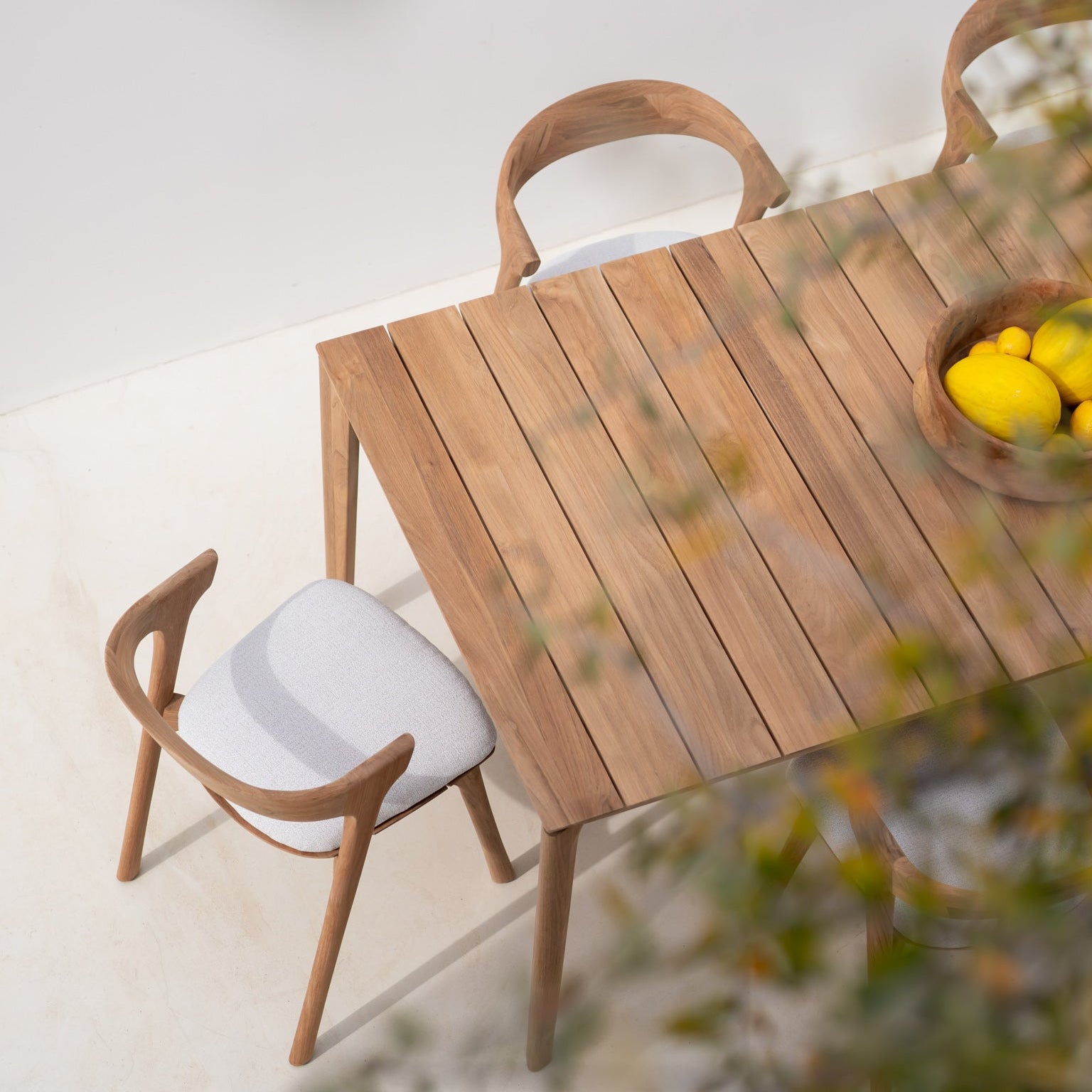 Spisestolen Bok Outdoor Dining Chair fra Ethnicraft er nydelig utført i utført i teak, en hardfør tresort som patinerer vakkert over tid.