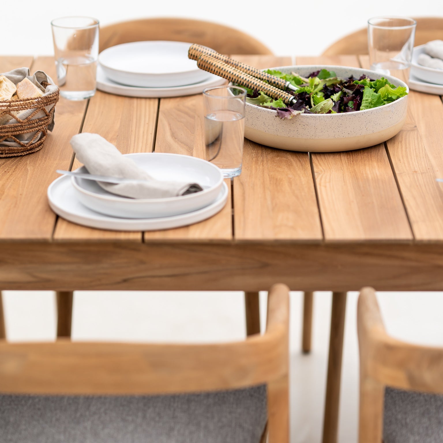 Det tidløse uttrykket gjør at spisebordet Bok Outdoor Dining Table fra Ethnicraft  fint kan passe inn i moderne hjem såvel som i mer rustikke og klassiske innredninger. 