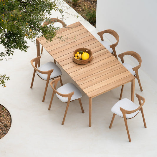 Spisebordet Bok Outdoor Dining Table og spisestoler Bok Outdoor Dining Chair med puter i off white fra Ethnicraft.
