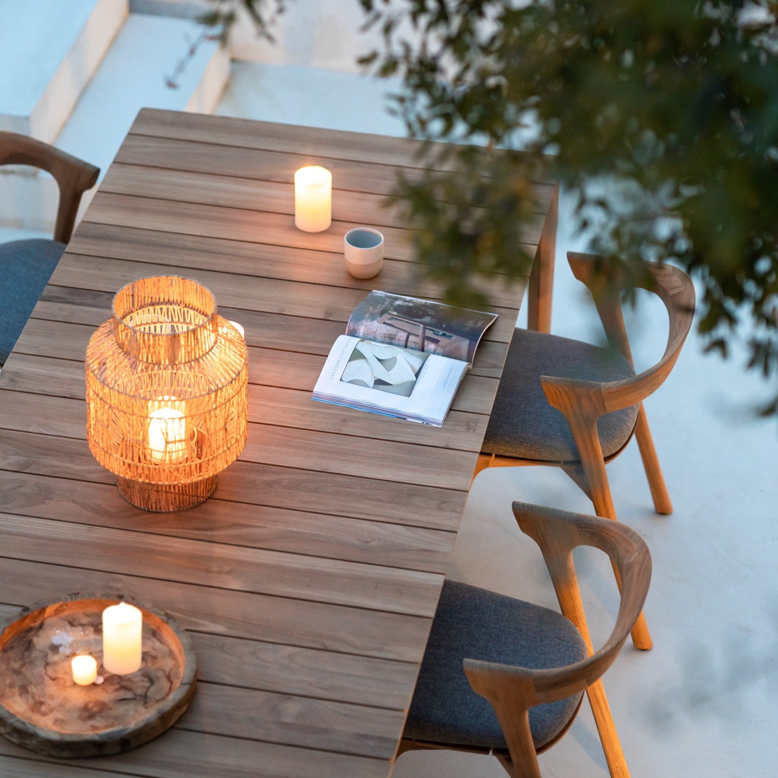 Spisebordet Bok Outdoor Dining Table og spisestoler Bok Outdoor Dining Chair fra Ethnicraft.