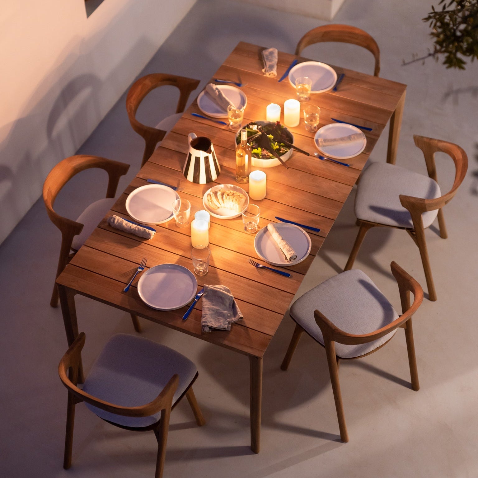 Spisebordet Bok Outdoor Dining Table og spisestoler Bok Outdoor Dining Chair  fra Ethnicraft.