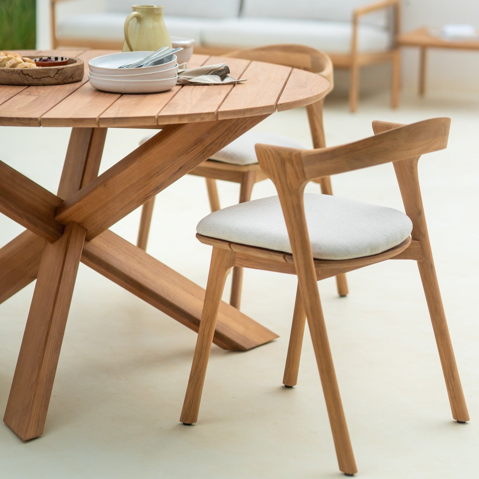 Den tidløse formen gjør at spisestolen Bok Outdoor Dining Chair fra Ethnicraft glir like fint inn i moderne uteområder som i mer klassiske eller rustikke omgivelser – enten sammen med resten av Bok-utendørsserien eller i kombinasjon med andre utemøbler.