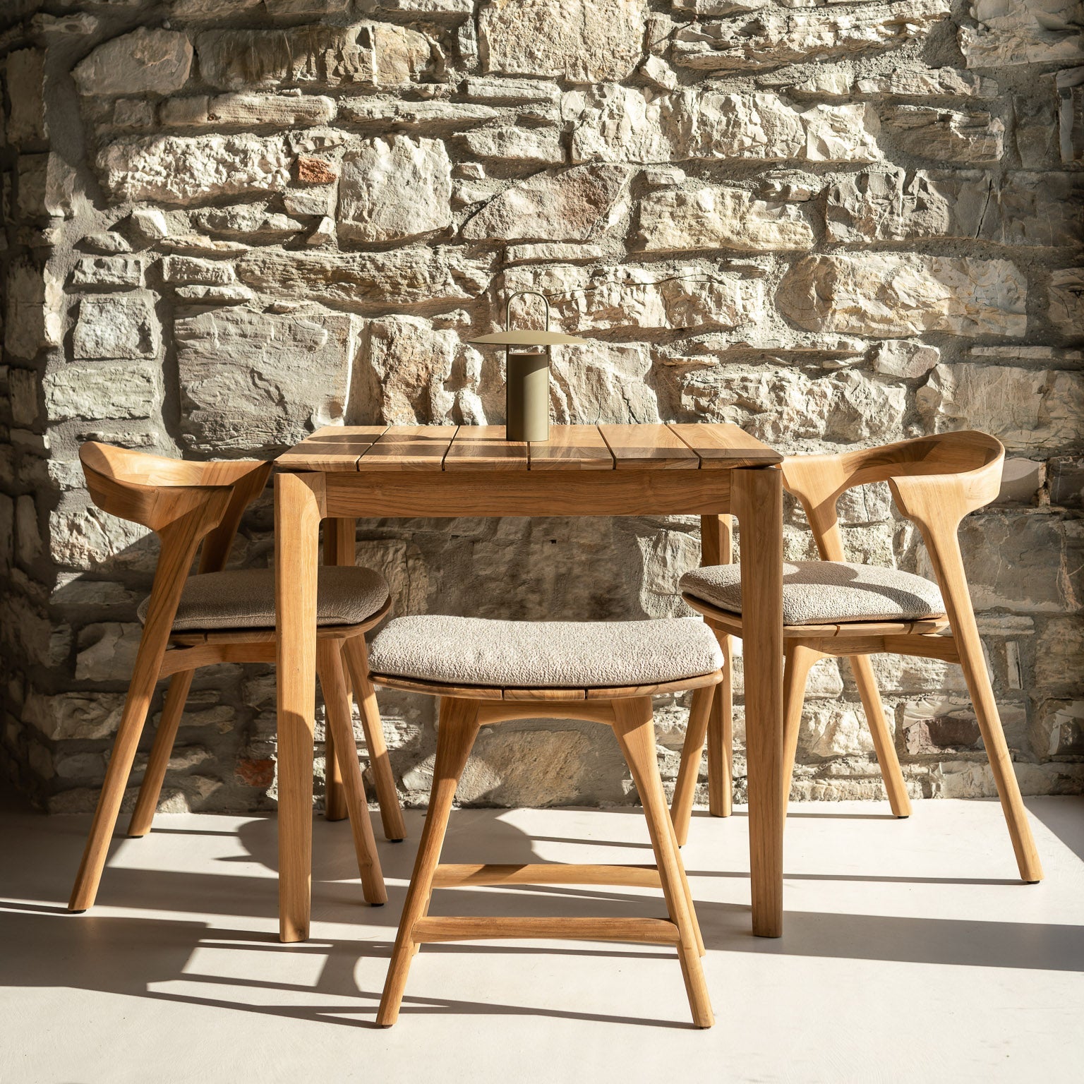Spisestolen Bok Outdoor Dining Chair fra Ethnicraft med pute i Off White.