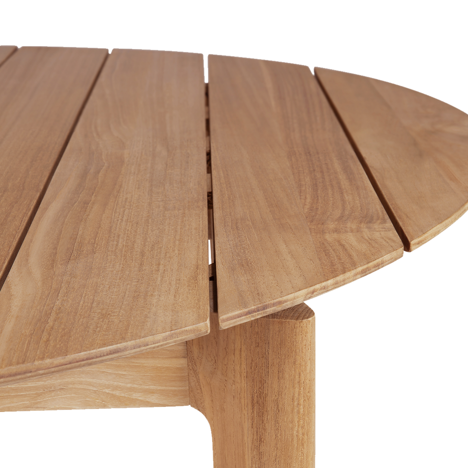 Den runde varianten av spisebordet Bok Outdoor Dining Table Ø125 fra Ethnicraft inviterer til en mer uformell og avslappet stemning i uterommet – perfekt når samværet er like viktig som måltidet. 