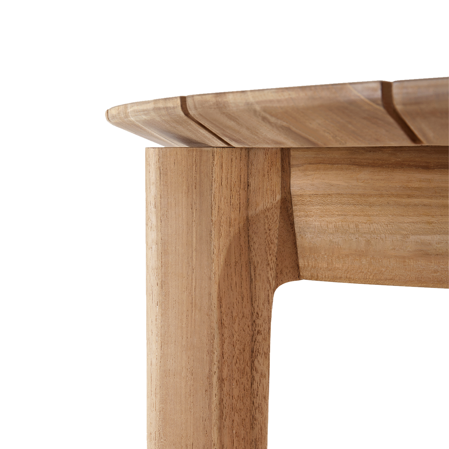 Vi elsker dessuten de diskret sammenføyningene i det runde spisebordet Bok Outdoor Dining Table Ø125 fra Ethnicraft – de vitner om godt håndverk og tilfører det lille ekstra.