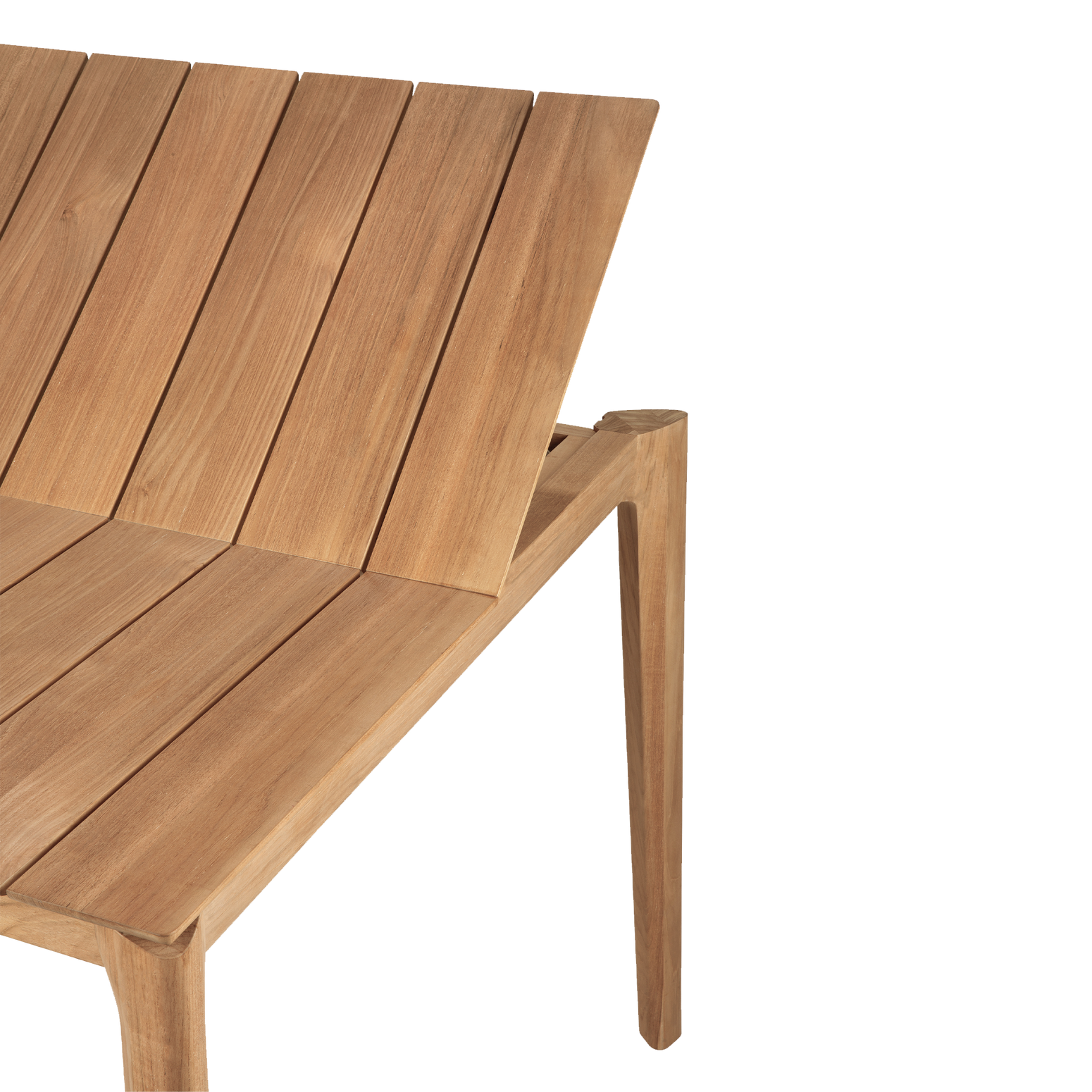 Ileggsplatene til spisesbordet Bok Outdoor Extendable Dining Table fra Ethnicraft ligger i bordet og brettes ut på midten når bordet skal forlenges.