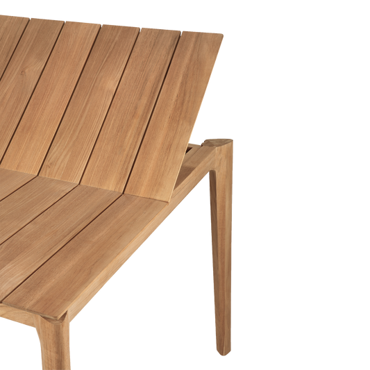Ileggsplatene til spisesbordet Bok Outdoor Extendable Dining Table fra Ethnicraft ligger i bordet og brettes ut på midten når bordet skal forlenges.