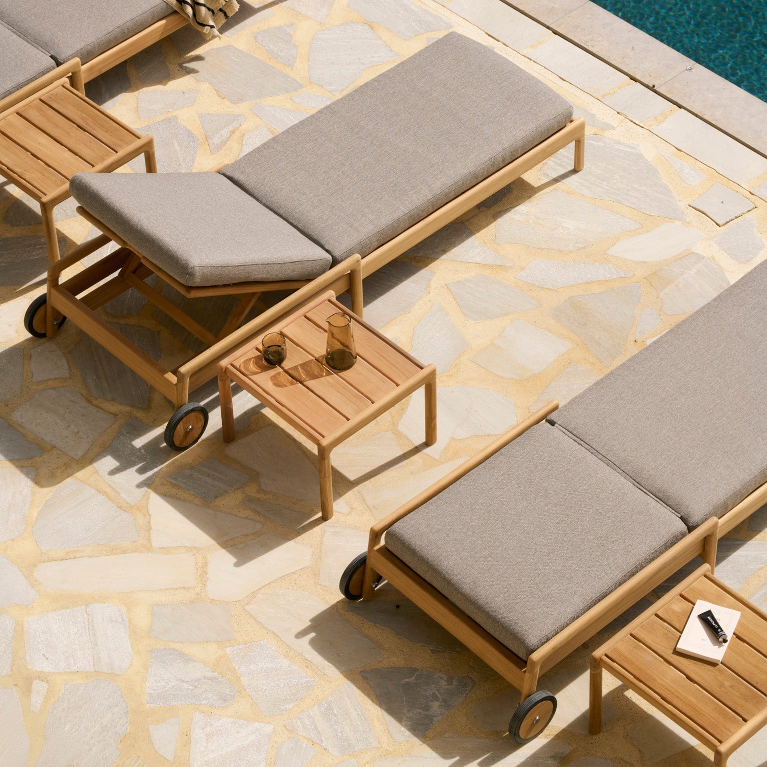 Sidebord Jack Outdoor Side Table og solseng Jack Outdoor Adjustable Lounger fra Ethnicraft. 