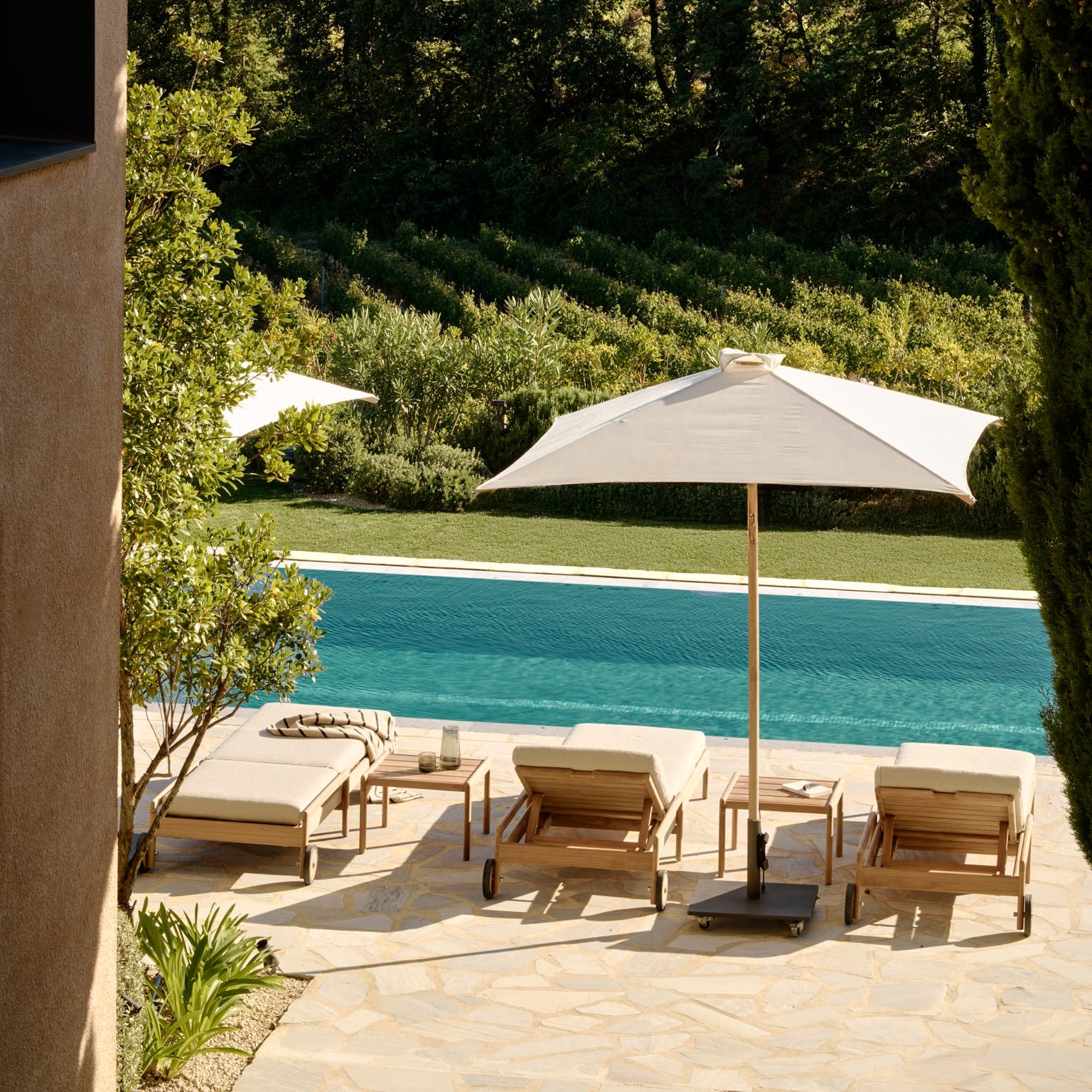 Sidebord Jack Outdoor Side Table og solseng Jack Outdoor Adjustable Lounger fra Ethnicraft. 