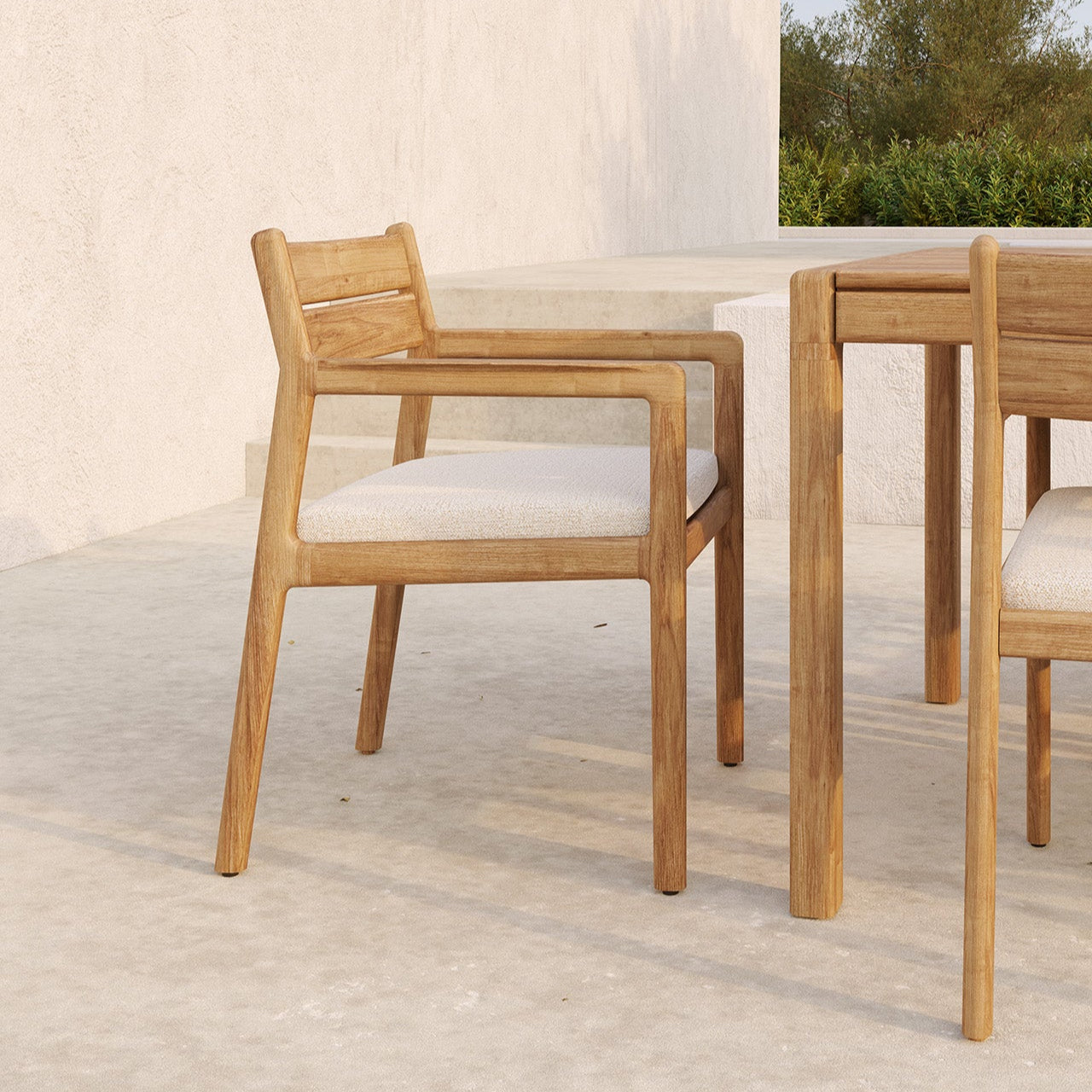 Spisestol Jack Outdoor Dining Chair med armlene med pute i Off White fra Ethnicraft.