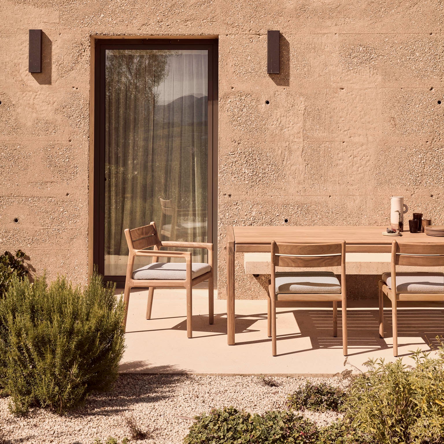 I likhet med de andre utemøblene i serien kjennetegnes spisebordet Jack Outdoor Dining Table og spisestolen Jack Outdoor Dining Chair fra Ethnicraft av rene linjer, myket opp av avrundede detaljer.