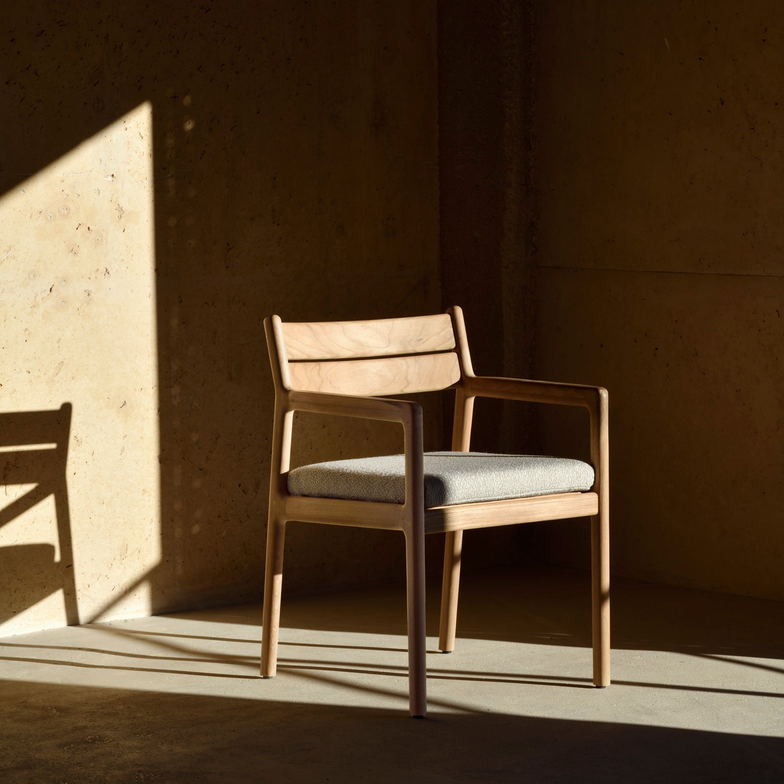 Spisestol Jack Outdoor Dining Chair med armlene med pute i beige/Natural fra Ethnicraft.