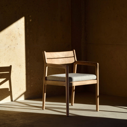 Spisestol Jack Outdoor Dining Chair med armlene med pute i beige/Natural fra Ethnicraft.