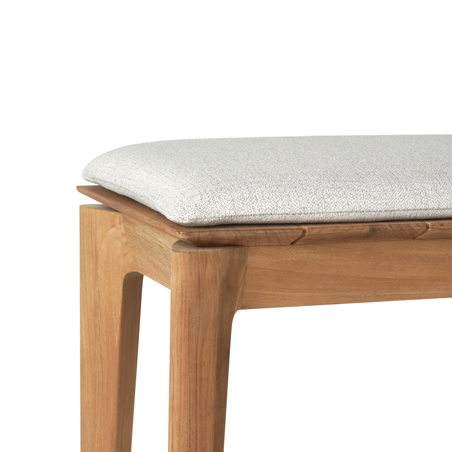 Benken Bok Outdoor Bench fra Ethnicraft med pute i Off White.