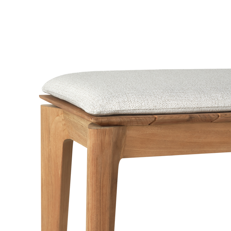 Benken Bok Outdoor Bench fra Ethnicraft med pute i Off White.
