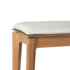 Benken Bok Outdoor Bench fra Ethnicraft med pute i Off White.