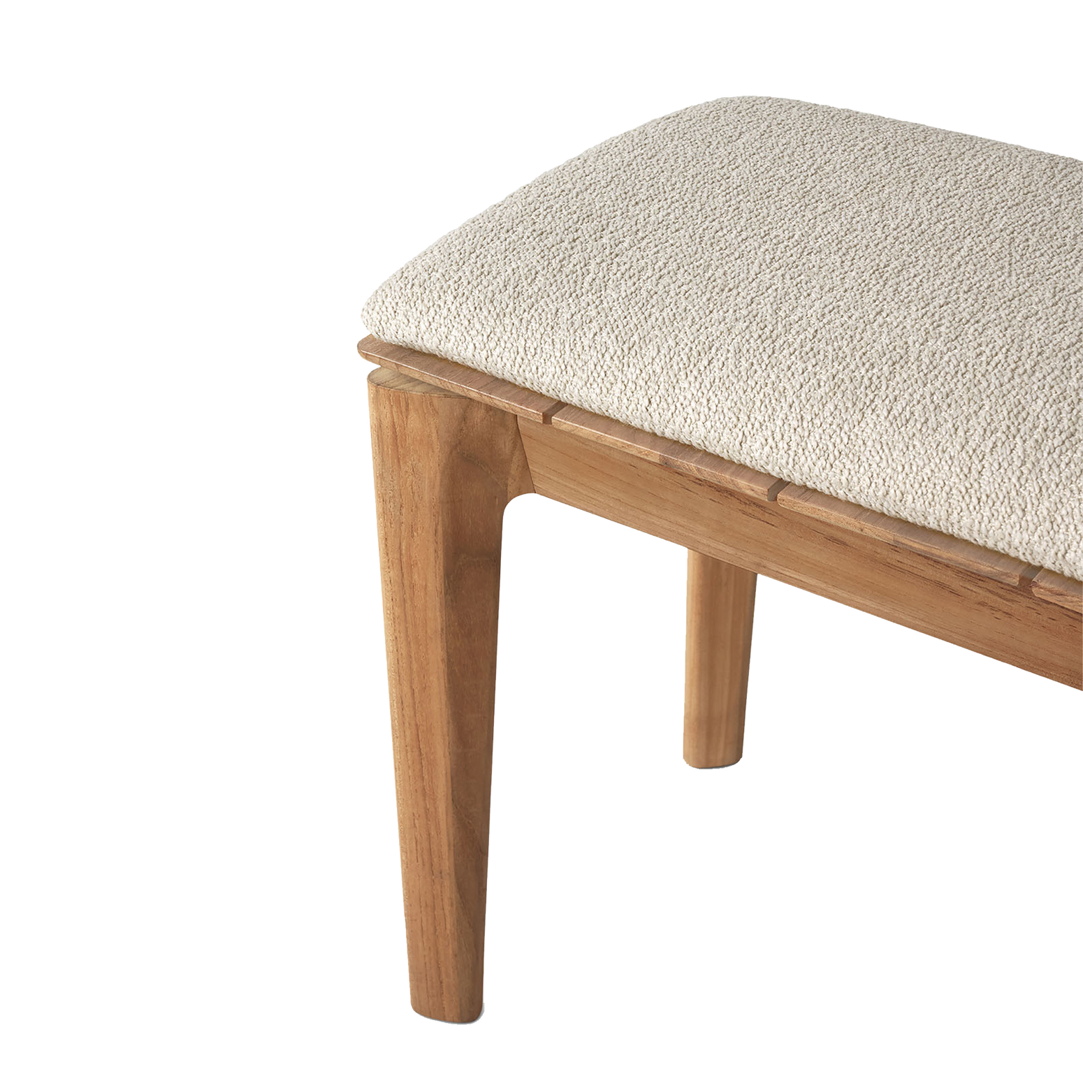 Benken Bok Outdoor Bench 137x35 cm fra Ethnicraft med pute i beige/Natural.