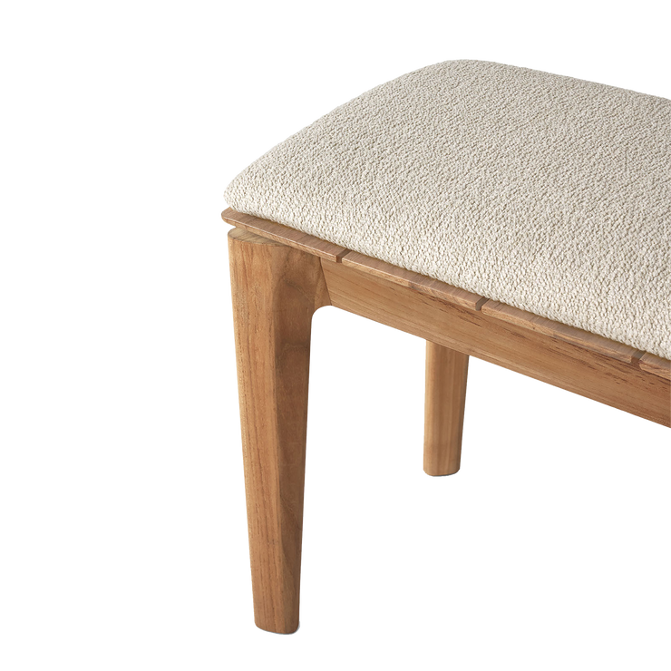 Benken Bok Outdoor Bench 137x35 cm fra Ethnicraft med pute i beige/Natural.