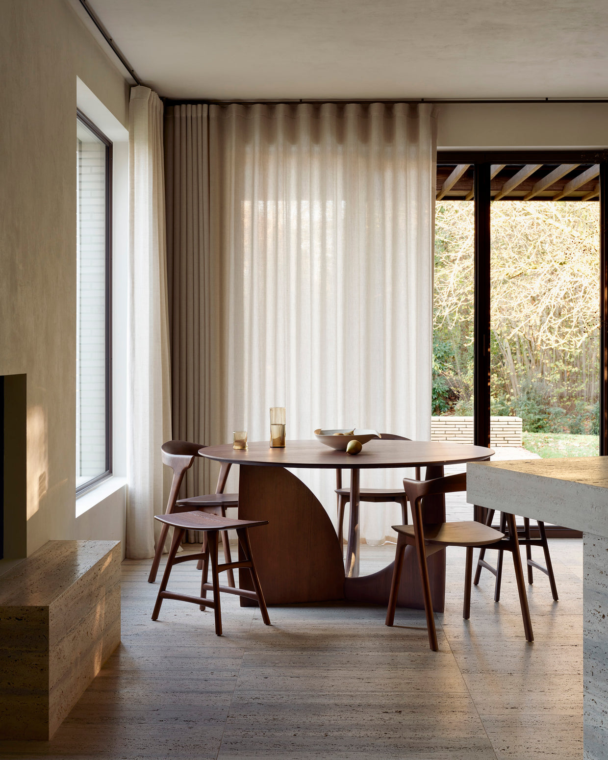 Det runde spisebordet Geometric Dining Table fra Ethnicraft er et vakkert og skulpturelt spisebord i heltre med mykt avrundede kanter og et formmessig spennende understell. Buede former og rette vinkler skaper lekne kontraster med lys og skygge og gjør bordet til et blikkfang fra alle vinkler. Et skikkelig statement piece!