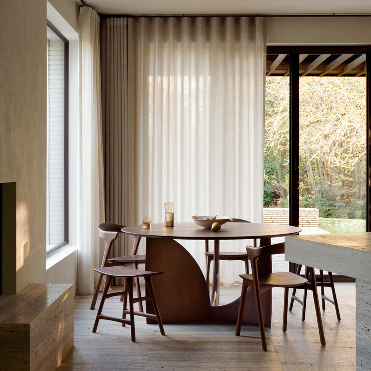 Det runde spisebordet Geometric Dining Table fra Ethnicraft er et vakkert og skulpturelt spisebord i heltre med mykt avrundede kanter og et formmessig spennende understell. Buede former og rette vinkler skaper lekne kontraster med lys og skygge og gjør bordet til et blikkfang fra alle vinkler. Et skikkelig statement piece!
