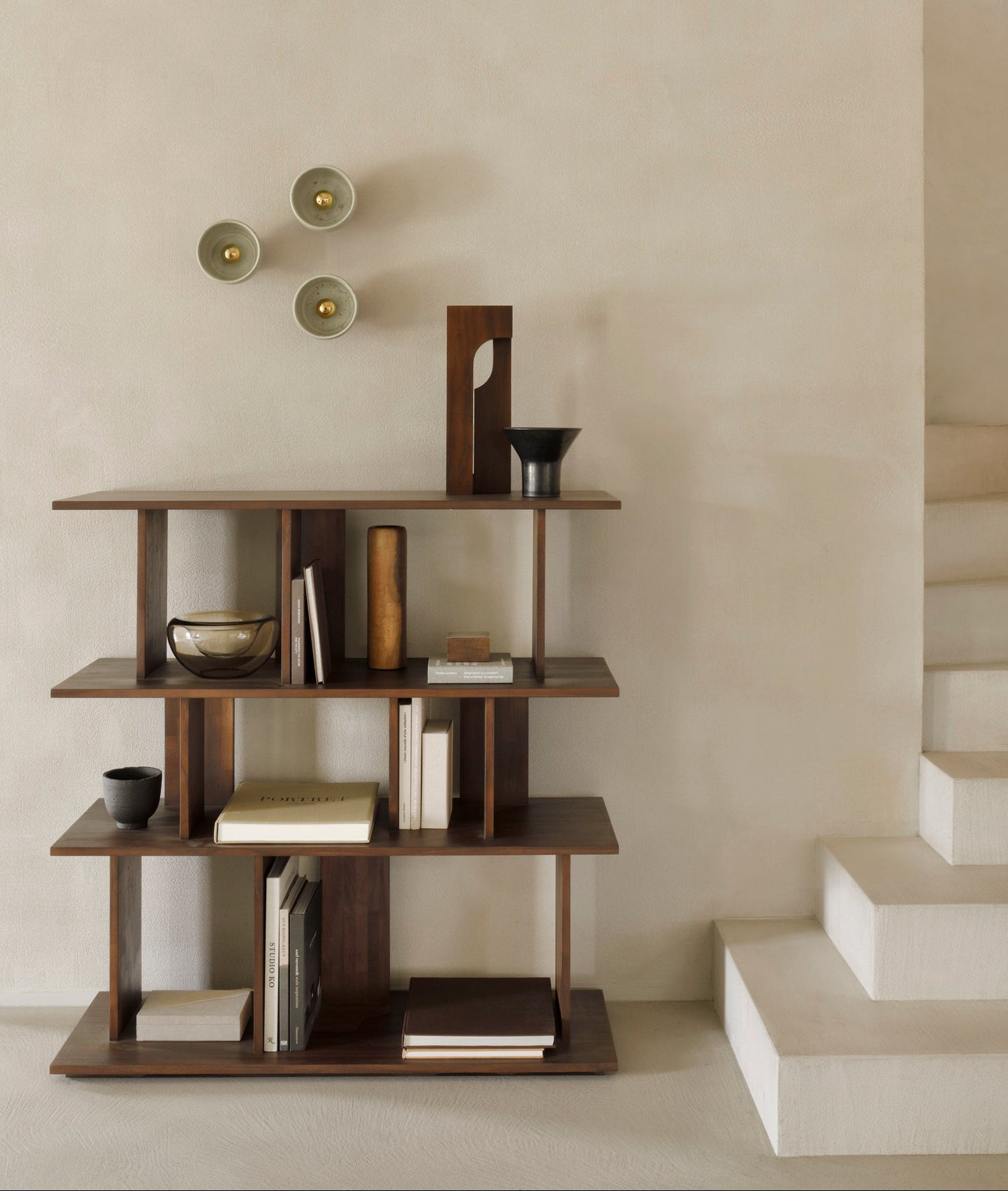 Bokhyllen Irregular Rack fra Ethnicraft er laget av brunlakkert teak. Her i den minste varianten. Størrelse: B112 x H115 x D37 cm