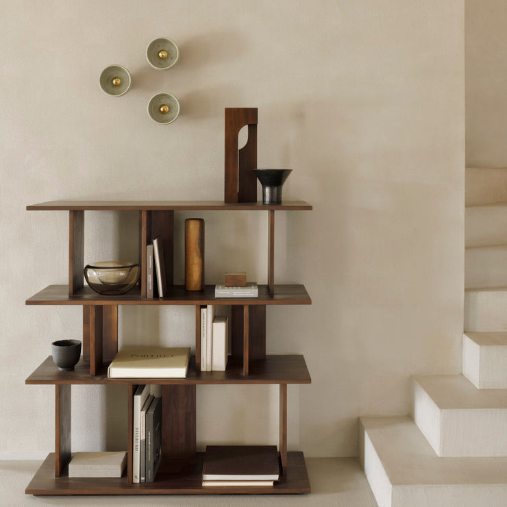 Bokhyllen Irregular Rack fra Ethnicraft er laget av brunlakkert teak. Her i den minste varianten. Størrelse: B112 x H115 x D37 cm