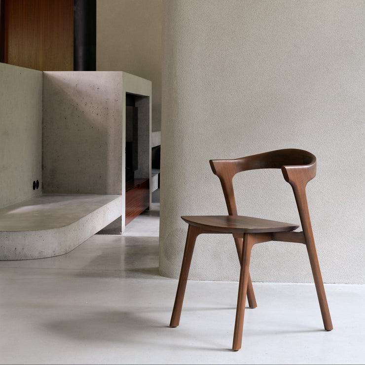 Spisestol Bok Dining Chair fra Ethnicraft med finish i brunlakkert teak