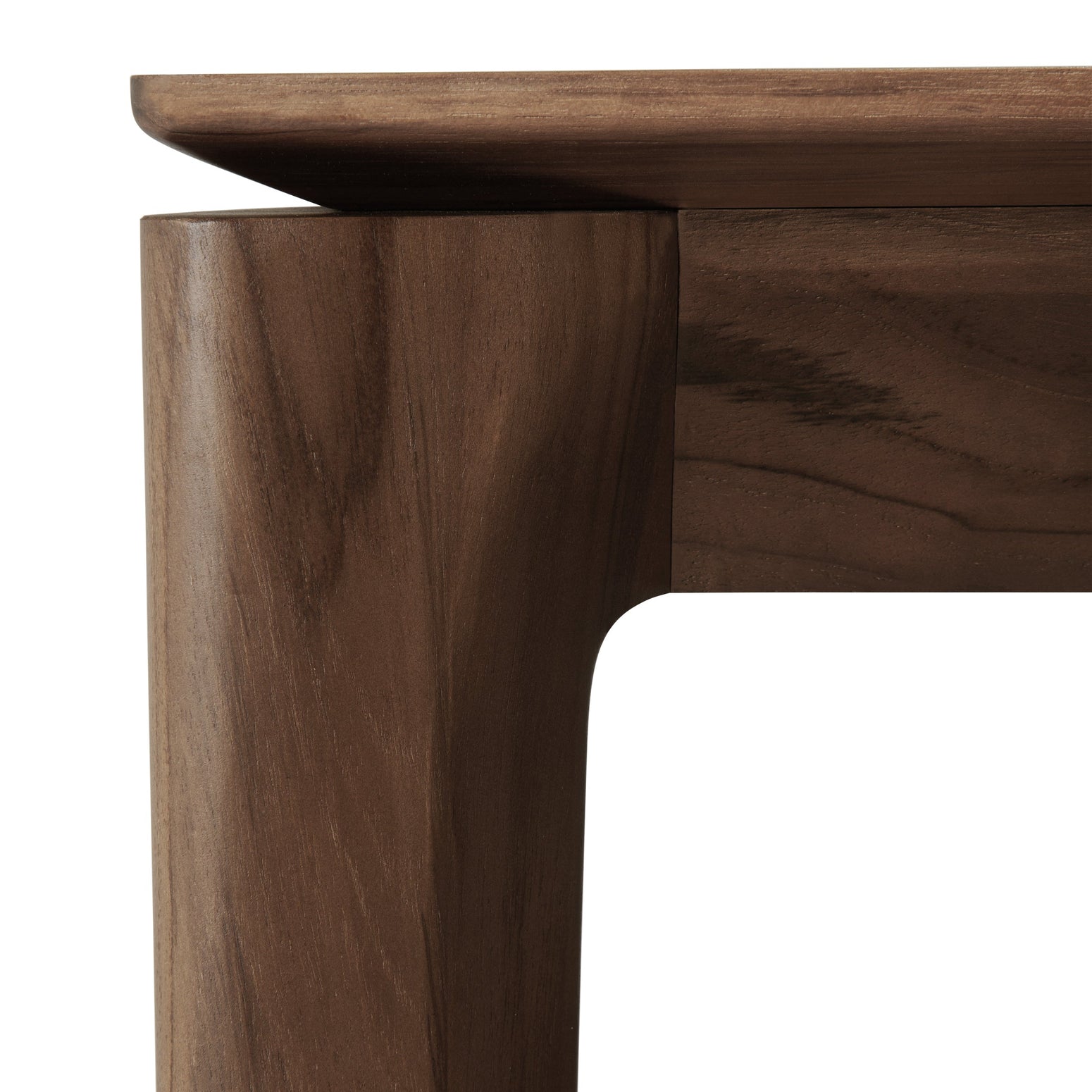 Finish i brunlakkert teak
