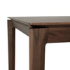 Finish i brunlakkert teak