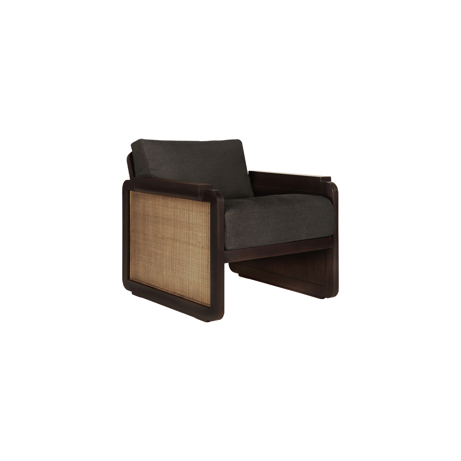 Lenestolen Panel Lounge Chair fra Ethnicraft er laget i mørklakkert teak med lyse rottingdetaljer og myke puter med trekk i 100% lin.