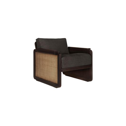 Lenestolen Panel Lounge Chair fra Ethnicraft er laget i mørklakkert teak med lyse rottingdetaljer og myke puter med trekk i 100% lin.