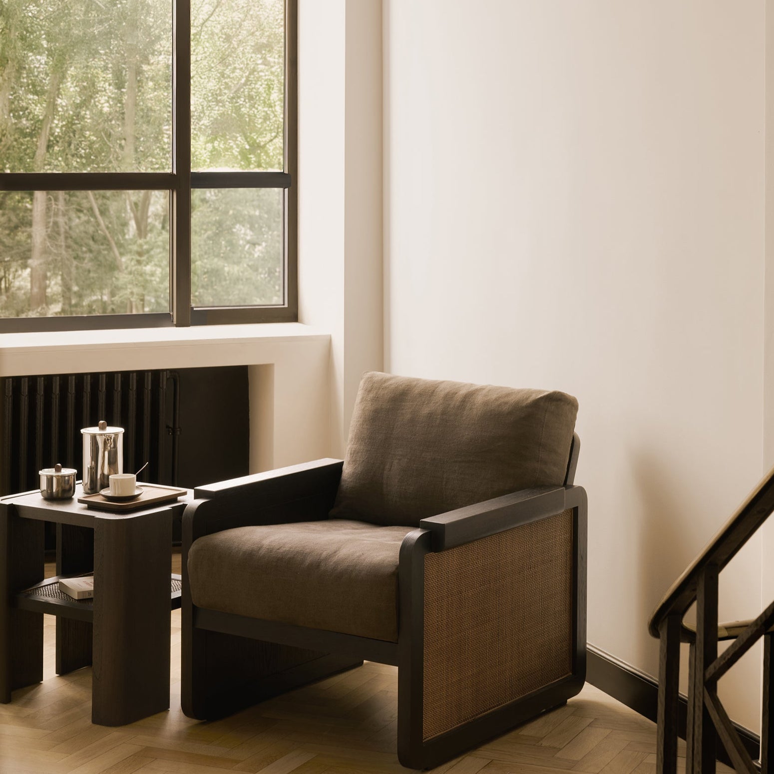 Lenestolen Panel Lounge Chair fra Ethnicraft har en fin tyngde i uttrykket – uten at den tar opp for mye plass i rommet.