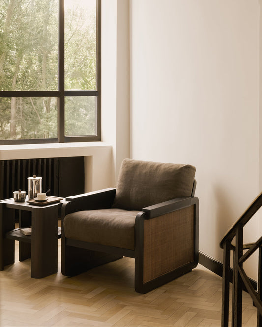Lenestolen Panel Lounge Chair fra Ethnicraft har en fin tyngde i uttrykket – uten at den tar opp for mye plass i rommet.