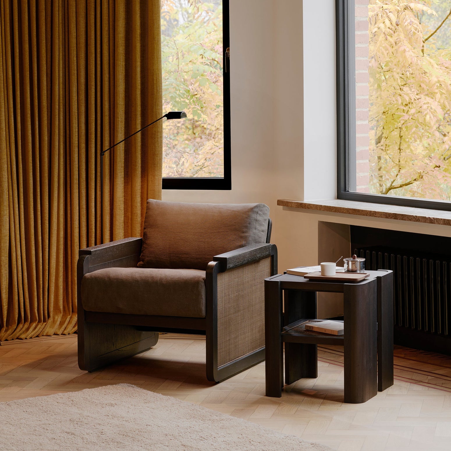 Er du på jakt etter den perfekte godstolen til stua? Den vakre lenestolen Panel Lounge Chair fra Ethnicraft har sjenerøse proporsjoner, en innbydende design og en gjennomtenkt sammensetning av materialer. 