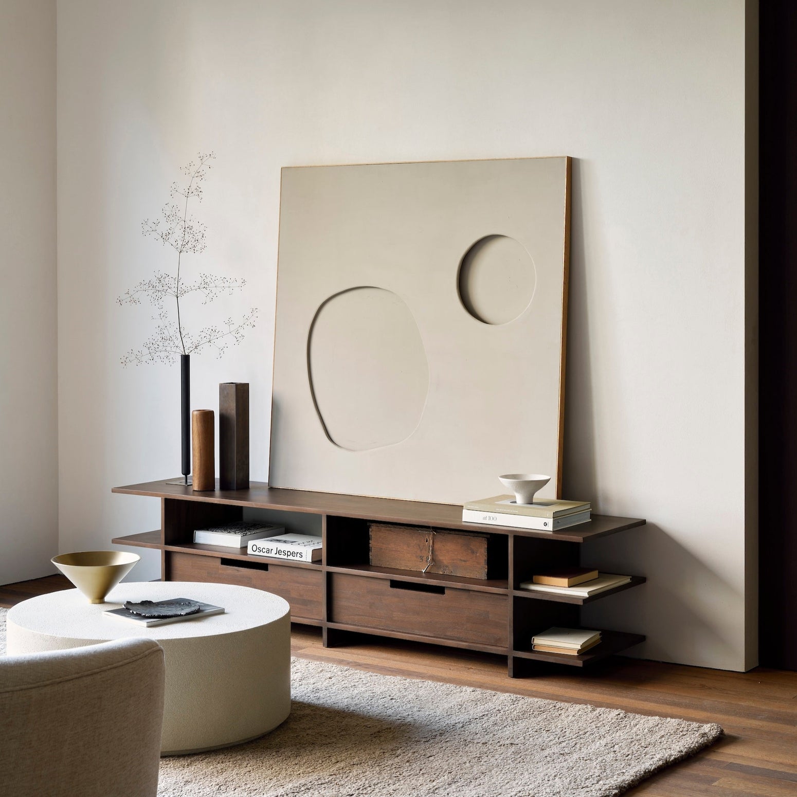 Den skulpturelle TV-benken Kabuki TV Cupboard fra Ethnicraft i heltre brunlakkert teak balanserer vakkert mellom å være en utstillingsplass og et oppbevaringsmøbel.