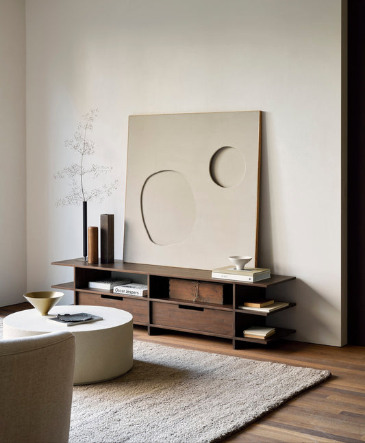 Den skulpturelle TV-benken Kabuki TV Cupboard fra Ethnicraft i heltre brunlakkert teak balanserer vakkert mellom å være en utstillingsplass og et oppbevaringsmøbel.