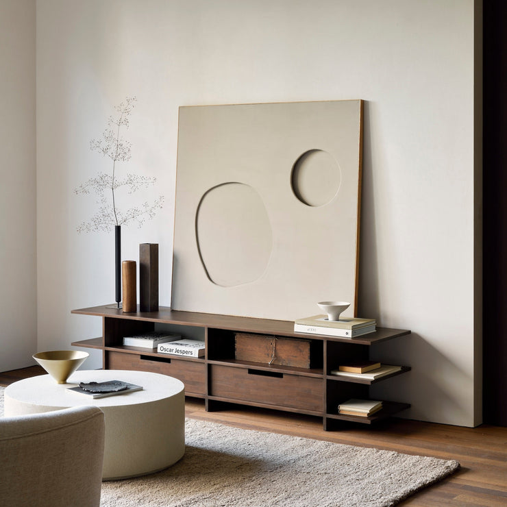 Den skulpturelle TV-benken Kabuki TV Cupboard fra Ethnicraft i heltre brunlakkert teak balanserer vakkert mellom å være en utstillingsplass og et oppbevaringsmøbel.