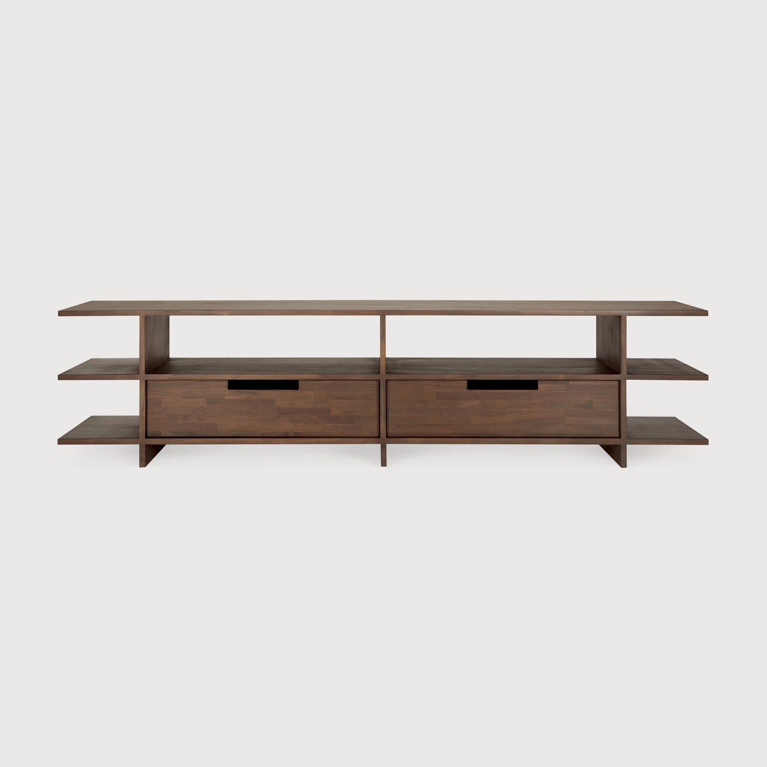 TV-benken Kabuki fra Ethnicraft er 200 cm bred. 