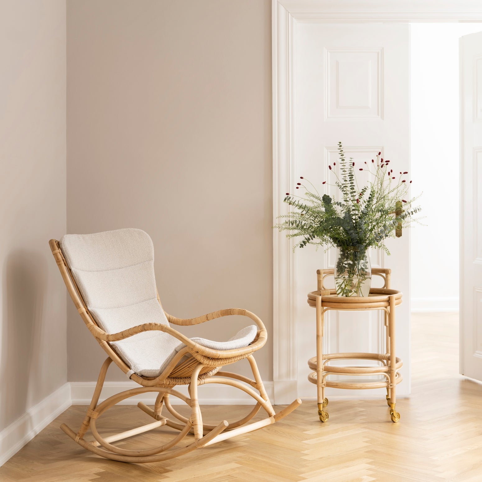 Glassplater gir rom for avlastning i to høyder. De messingfargede hjulene er en raffinert detalj og gjør trallen enkel å manøvrere og lett å flytte rundt. Fleksible møbler som dette, som gir mange bruksmuligheter, er vi spesielt glade i!