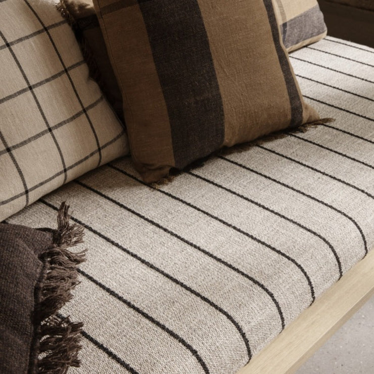 Madrassen som er designet spesielt til Kona Bed fra Ferm Living kommer i to ulike varianter. Den ene er trukket i tekstilet Pasadena – et stripete, vakkert og litt grovt tekstil i en blanding av lin, ull og bomull.