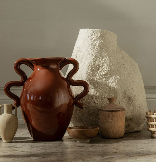 Vasen Verso fra Ferm Living minner om klassiske former fra tradisjonell keramikk, og har en uregelmessig, feminin form med et par distinkte, kunstferdig buede håndtak som gir vasen en moderne vri. 