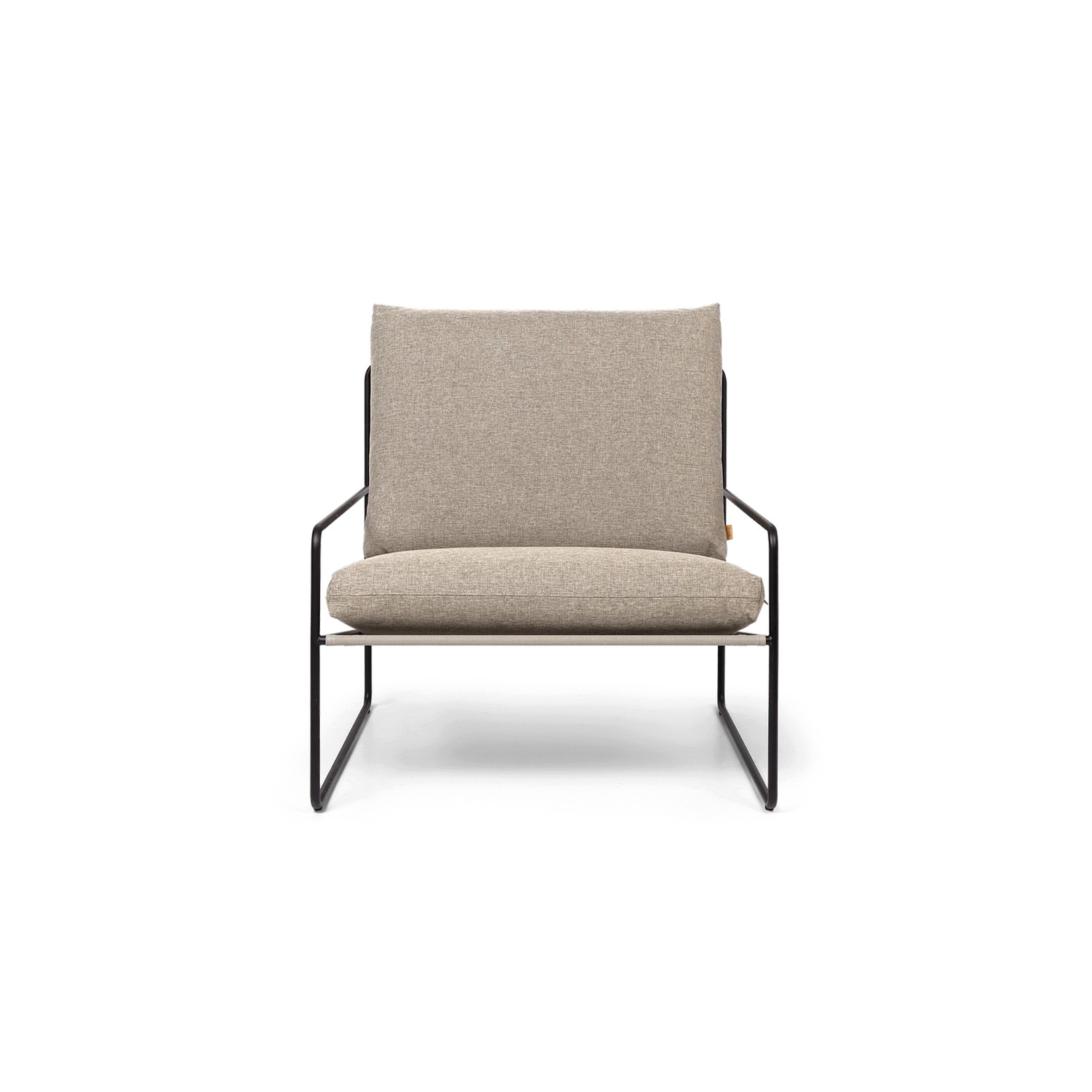 Utestol Desert Dolce Lounge Chair i Dark Sand / gråbeige med svart understell fra Ferm Living.